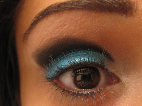 After that, I took a Maybelline Color Tattoo in "Tenacious Teal" and placed that on most of my eyelid except for the inner part. *Be careful not to get it on the black. We want a neat and precise line to achieve the "cut crease" look*